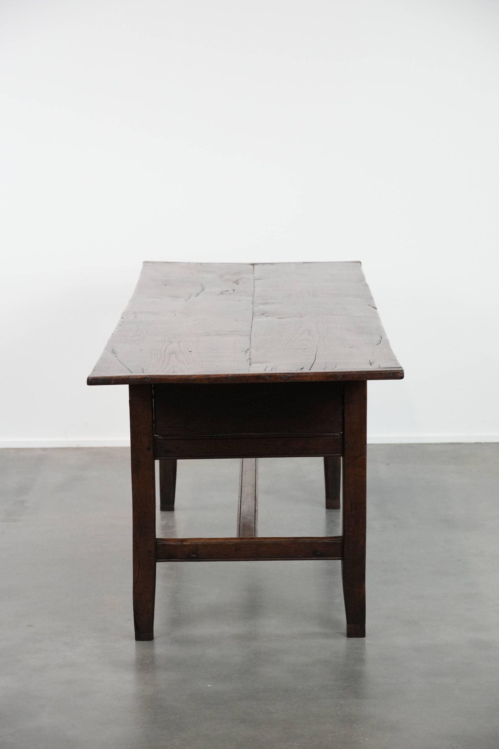 Antique English oak dining table from the 18th century for 4 to 6 people