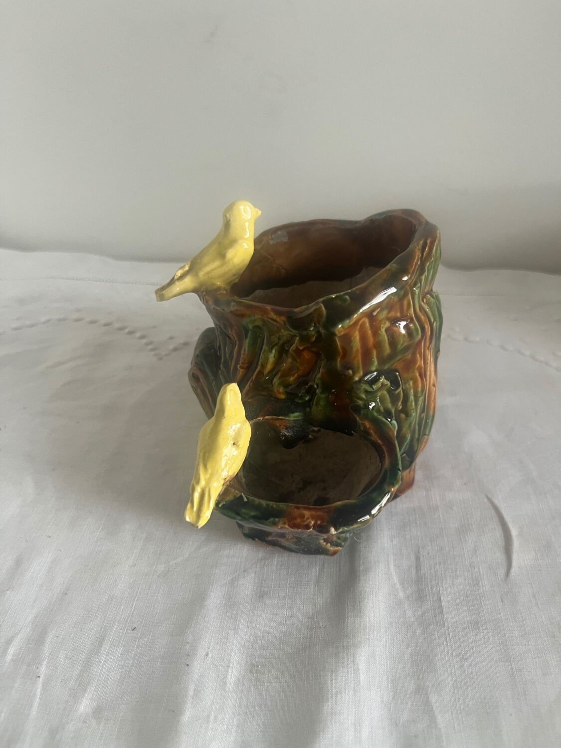 Old slipware birds on a tree trunk