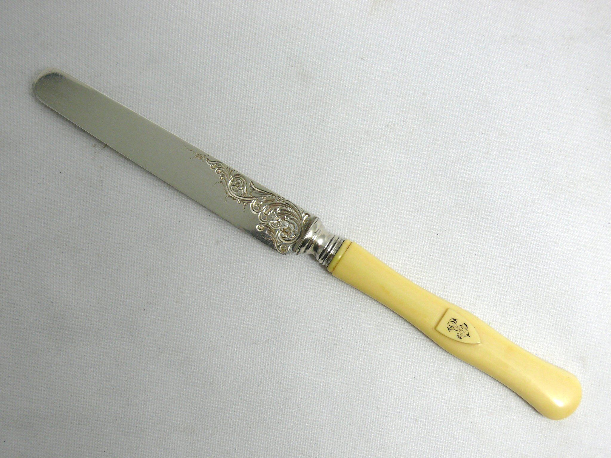 12 fruit knives, dessert knives, serving knives, engraved silver blades.