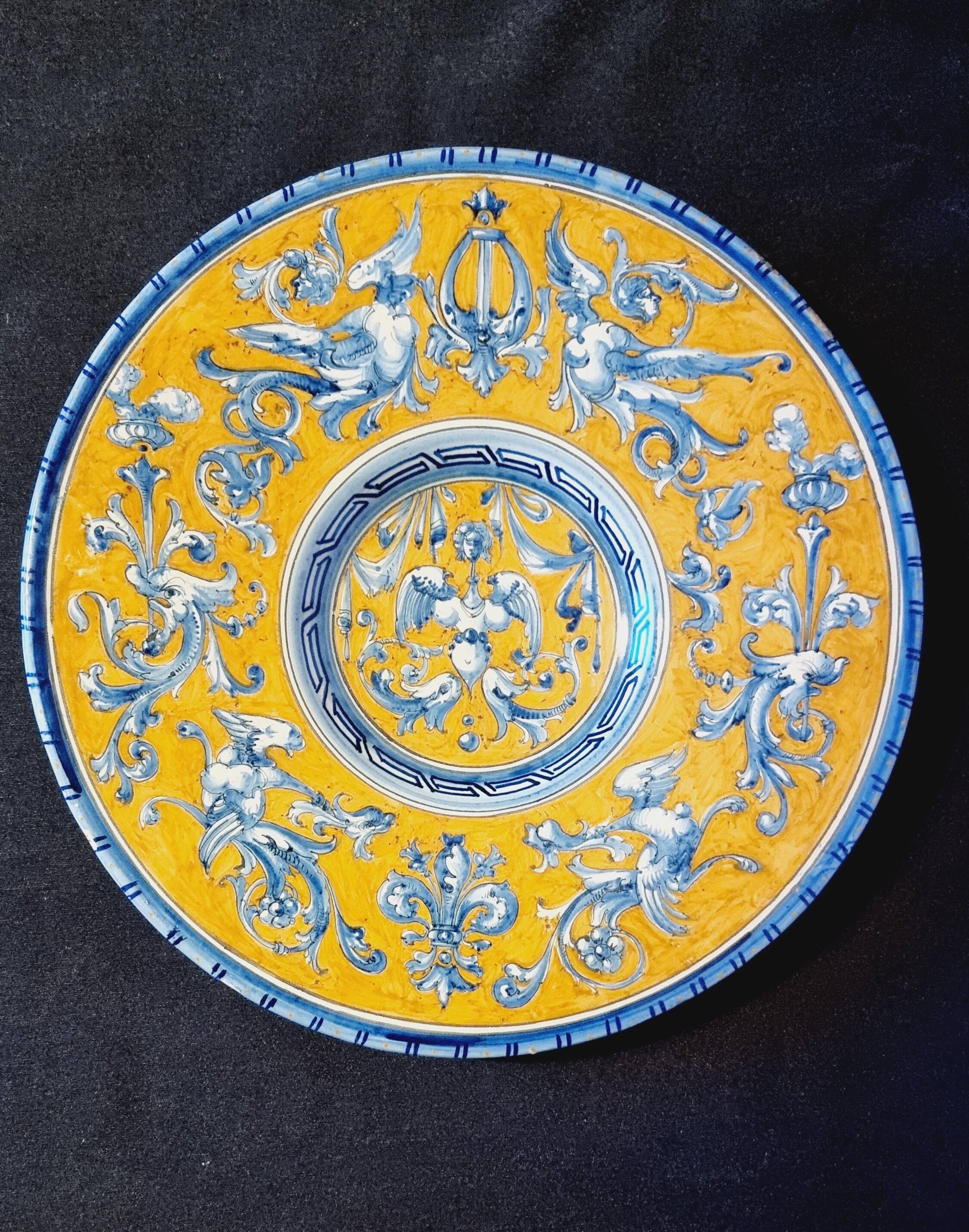 Large grotesque plate (Urbino/Castelli style), made in Italy, pei