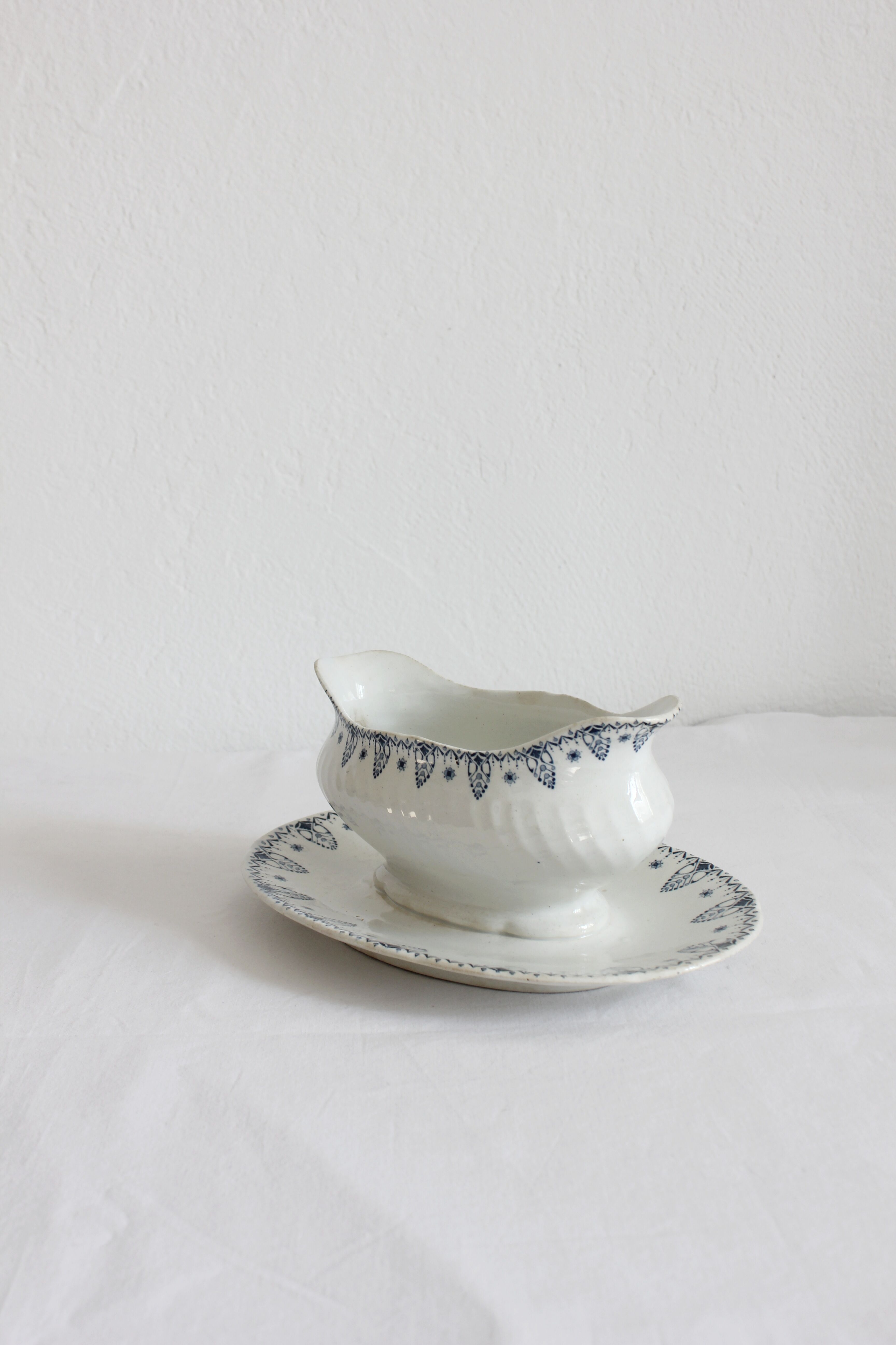 Gien "Memphis" iron clay sauce boat