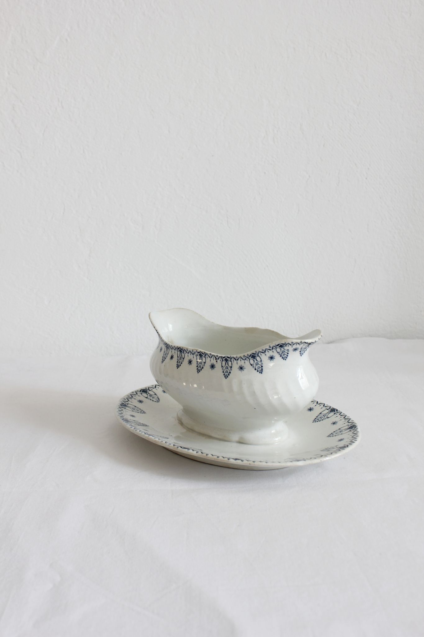 Gien "Memphis" iron clay sauce boat