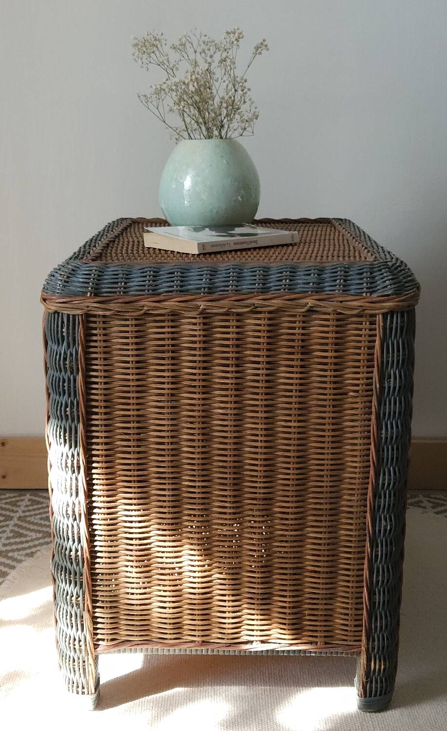 Table de chevet en osier vintage