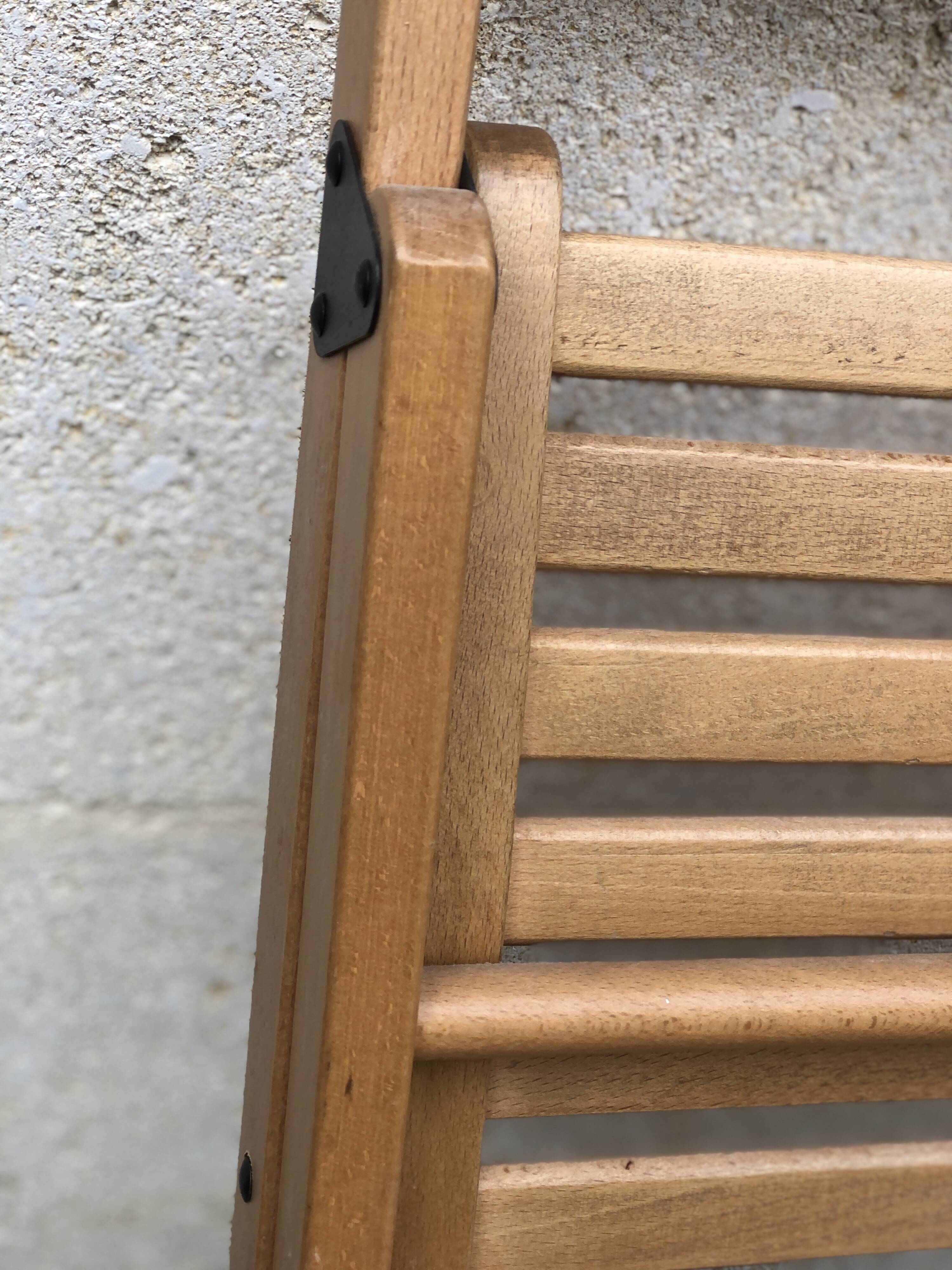 Chaise pliante en bois couleur miel