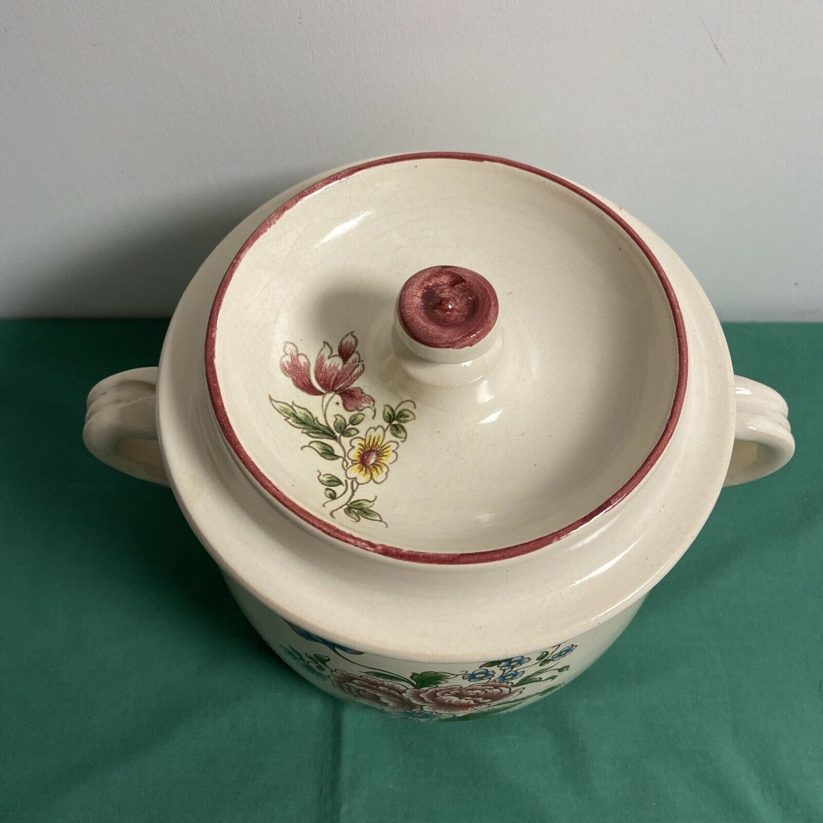 Pot shape pot with vintage ceramic lid floral decoration