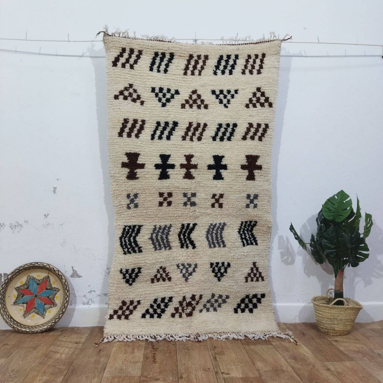 Azilal Berber rug in handmade wool 180 X 105 CM