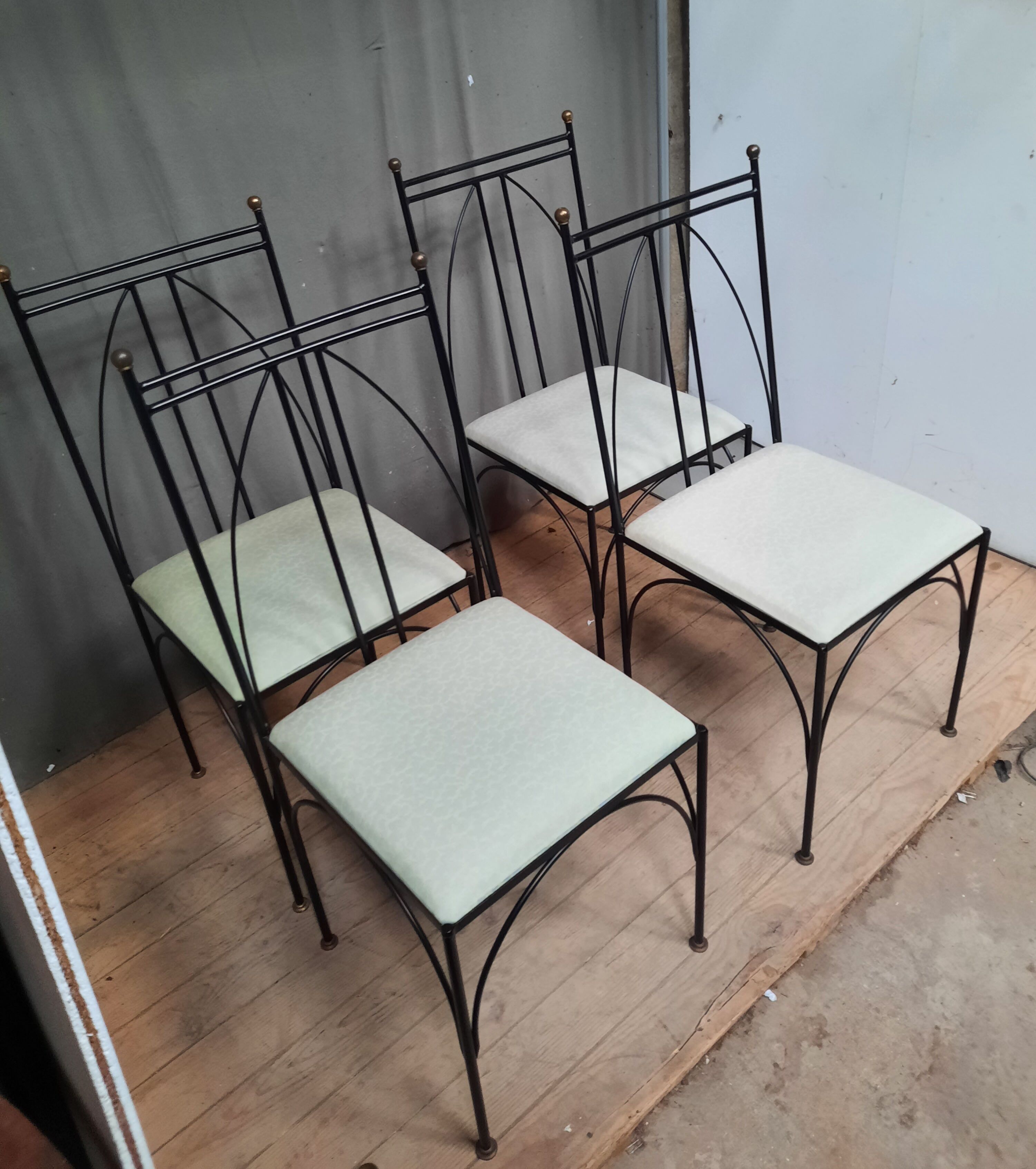 Serie de 4 chaises en métal noir