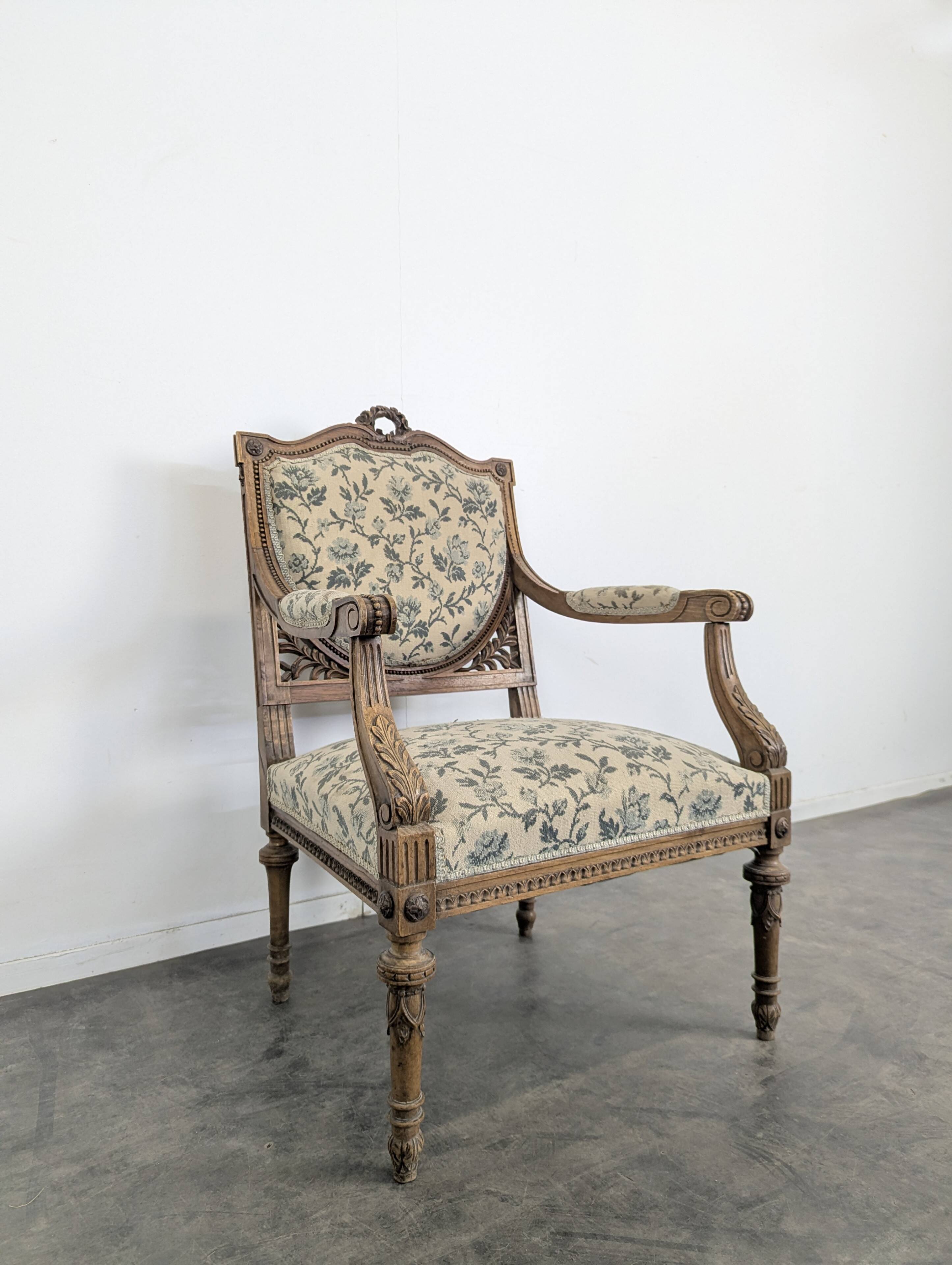 Louis XVI style salon with shield backrest from the 19th century.