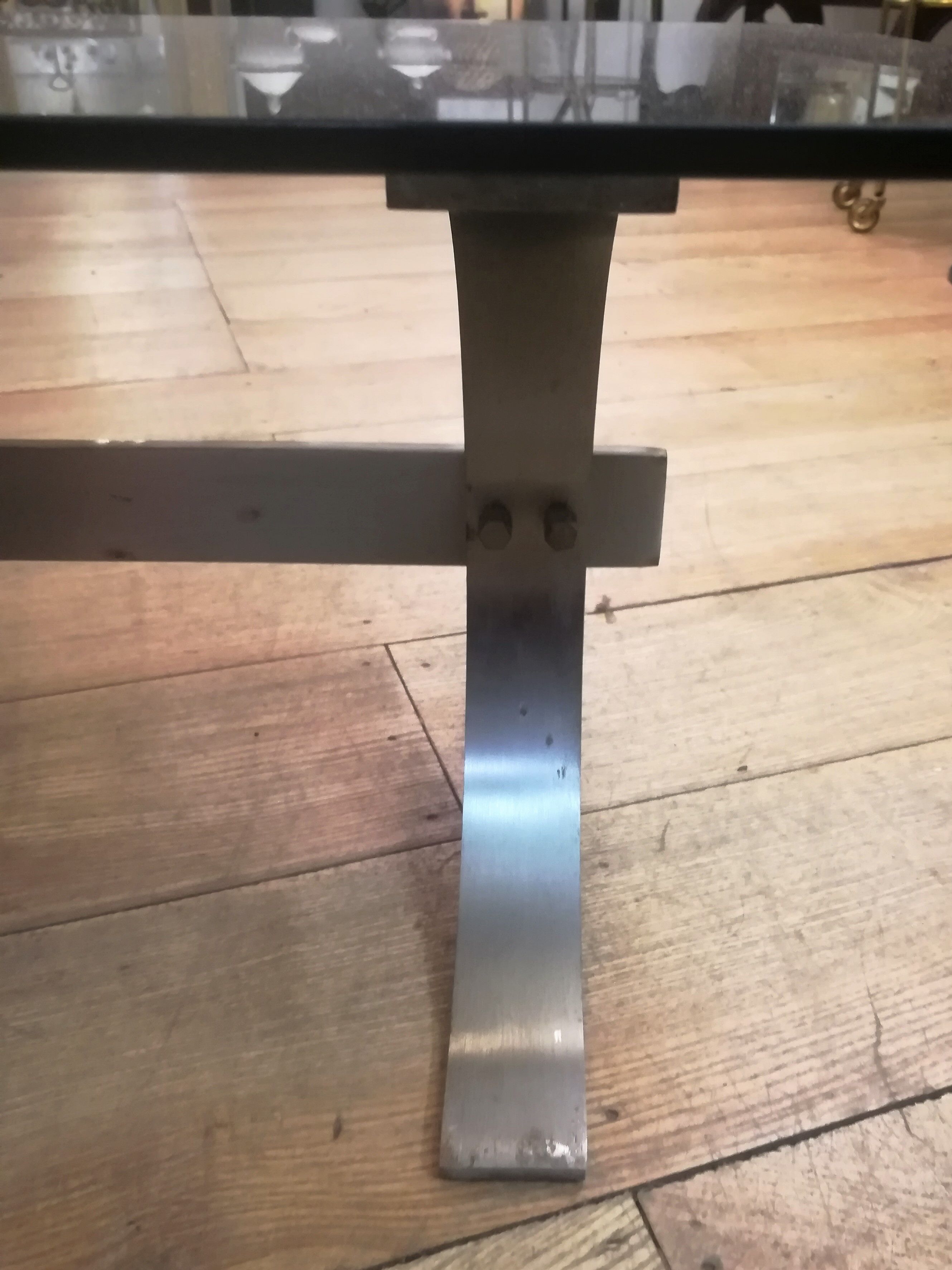 Table basse en acier brossé et verre fumé