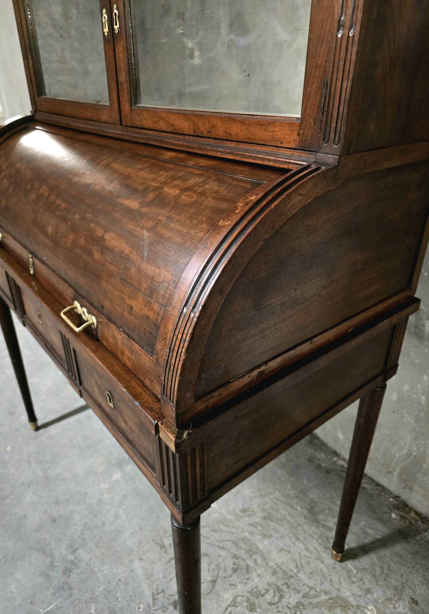 Cylinder desk in mahogany and mahogany veneer, Louis XVI style, 19th century.