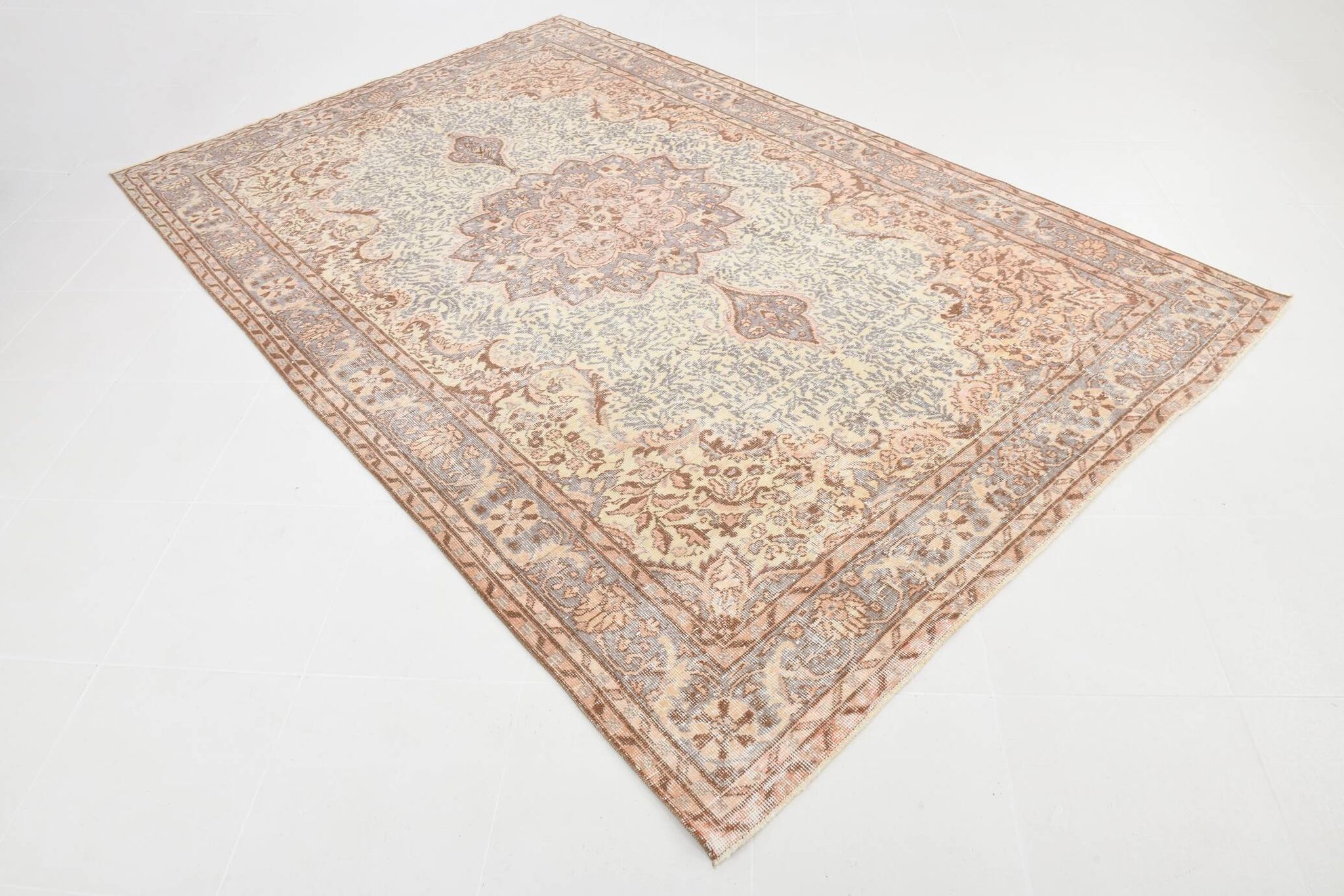 Tapis persan classique à motif oriental, 201 x 311 cm