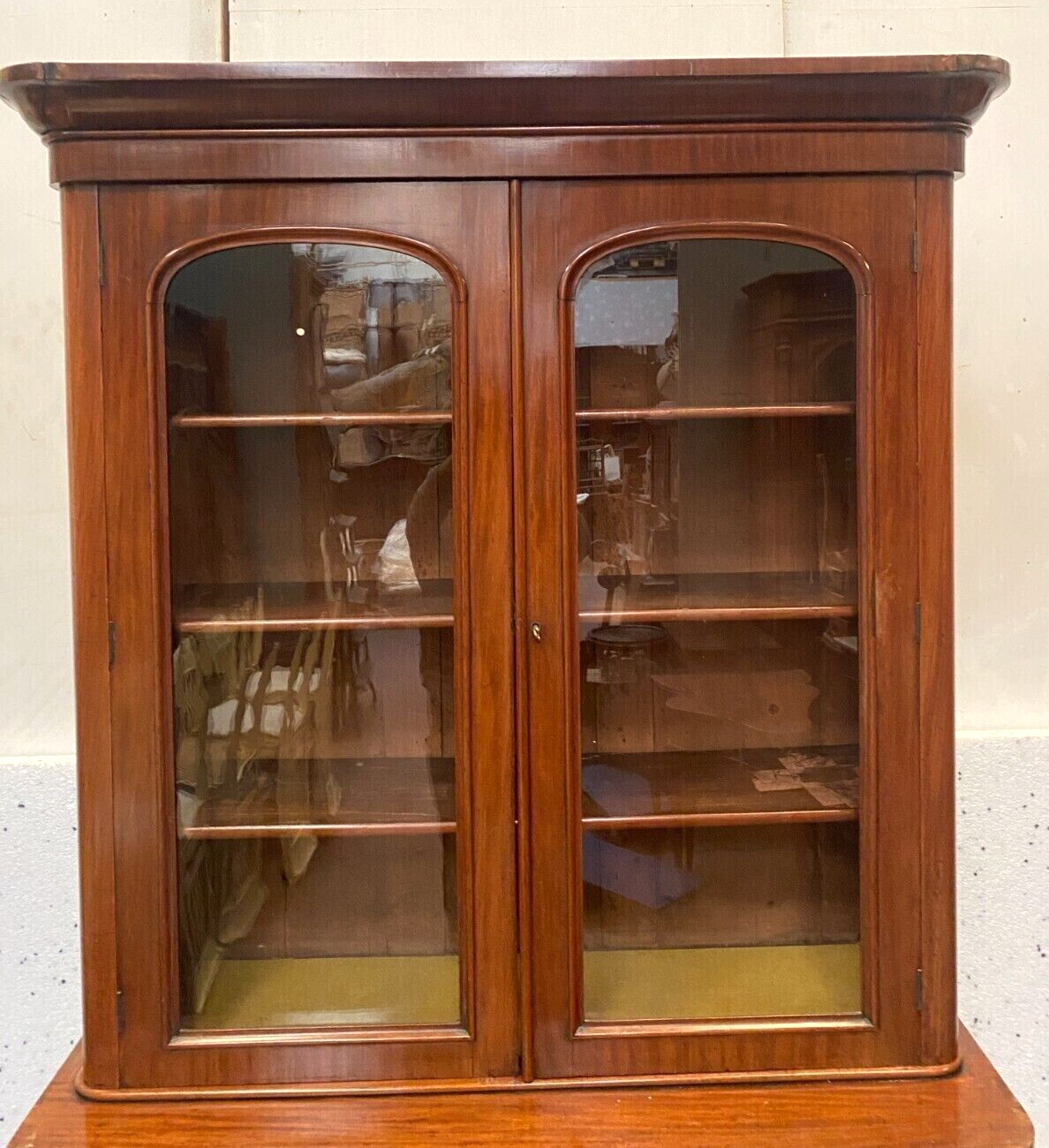 English showcase in two mahogany bodies and 19th century veneer