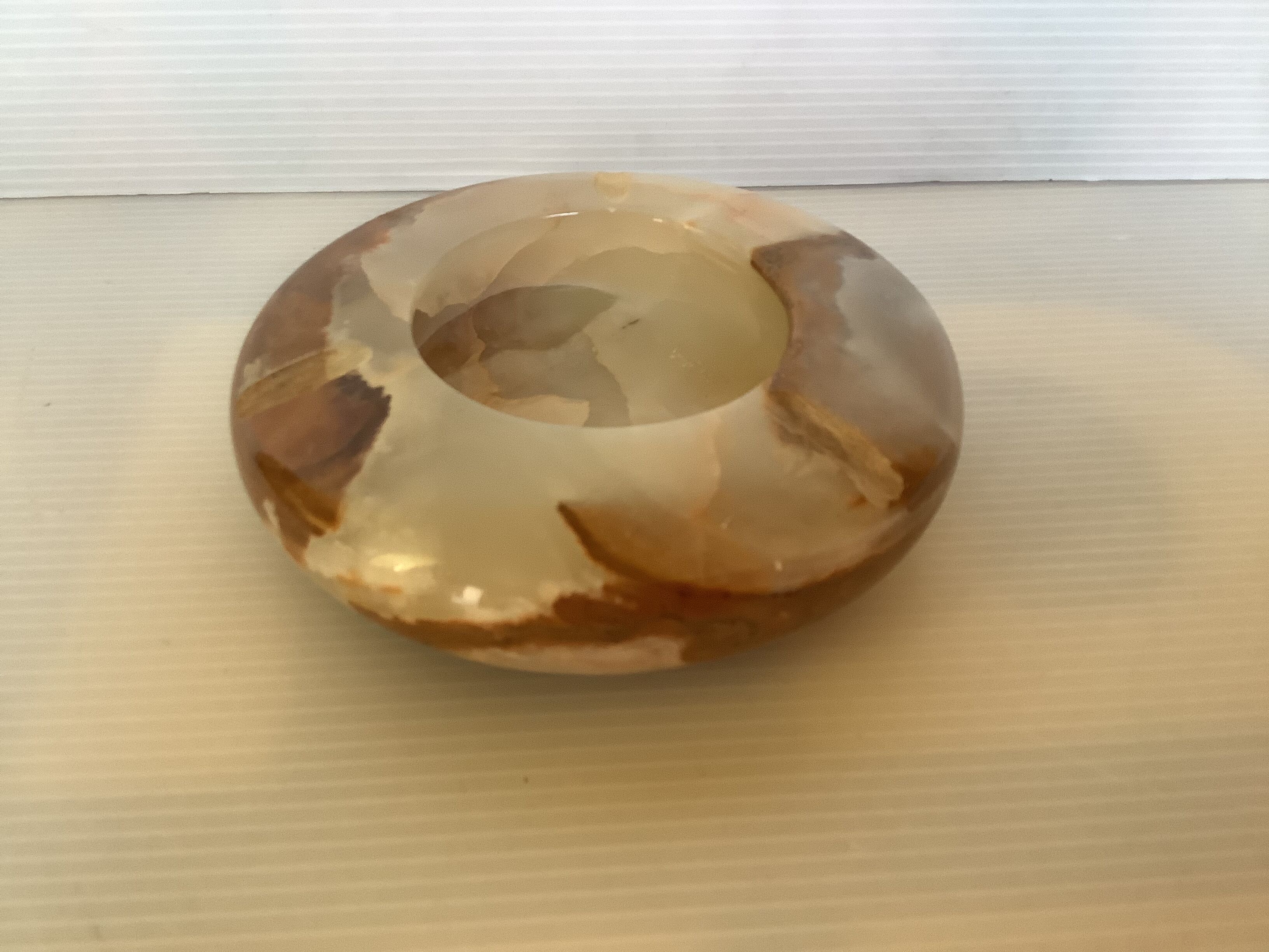 Round ashtray empty onyx pocket