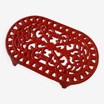 Red enamelled cast iron trivet