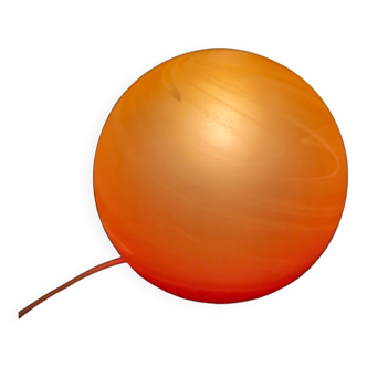 Lampe à poser en forme de sphère de couleur orange