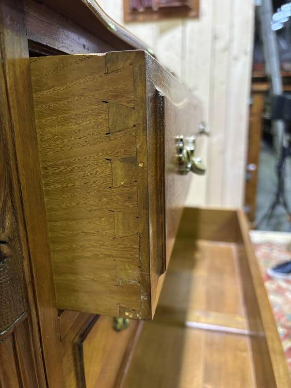 Commode en noyer de style Louis XV / rocaille