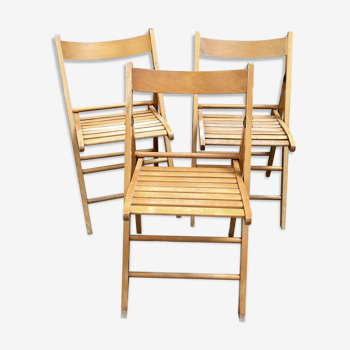Trois chaises pliantes en bois