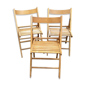 Trois chaises pliantes en bois