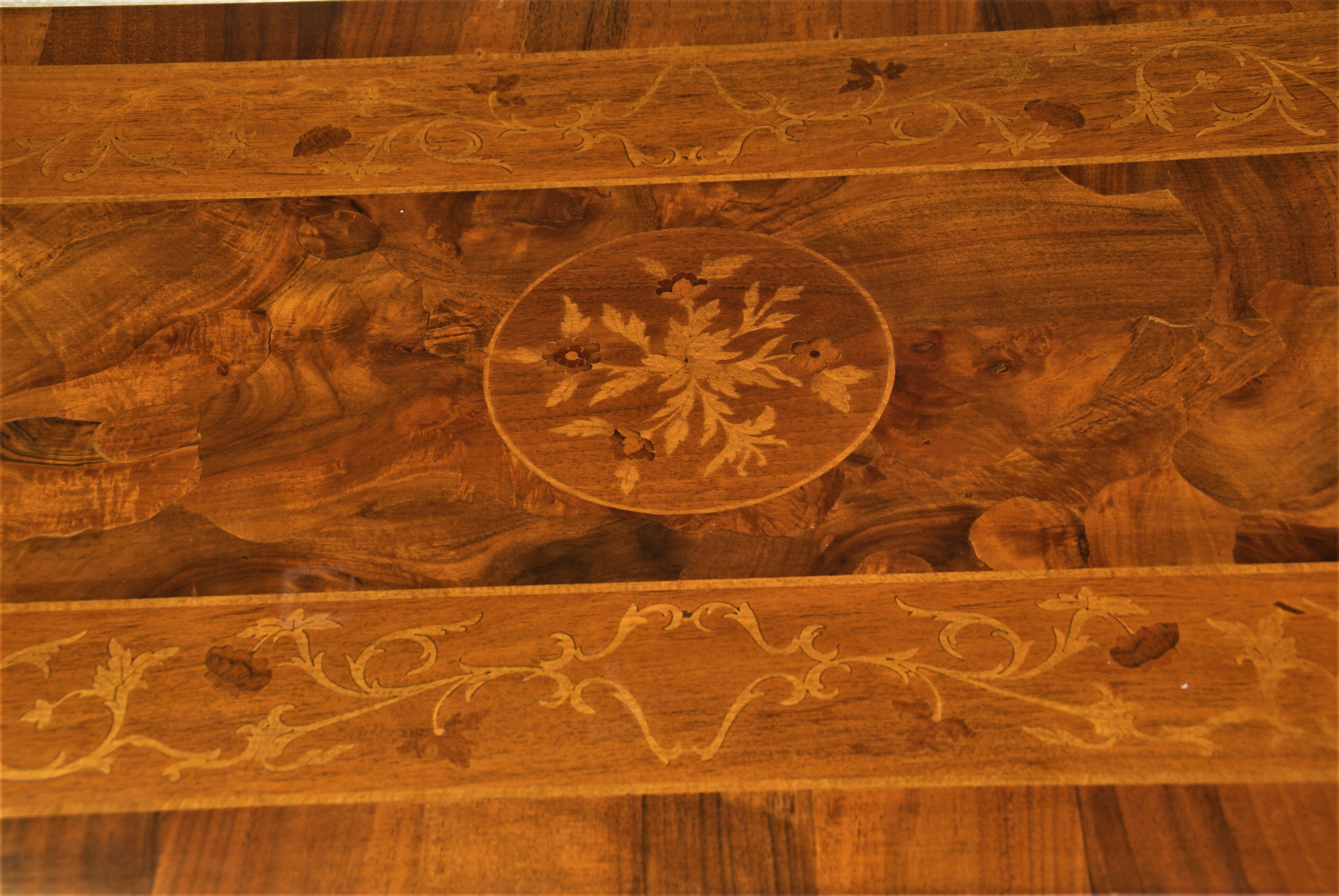 Italian wooden coffee table with marquetry inlaid top