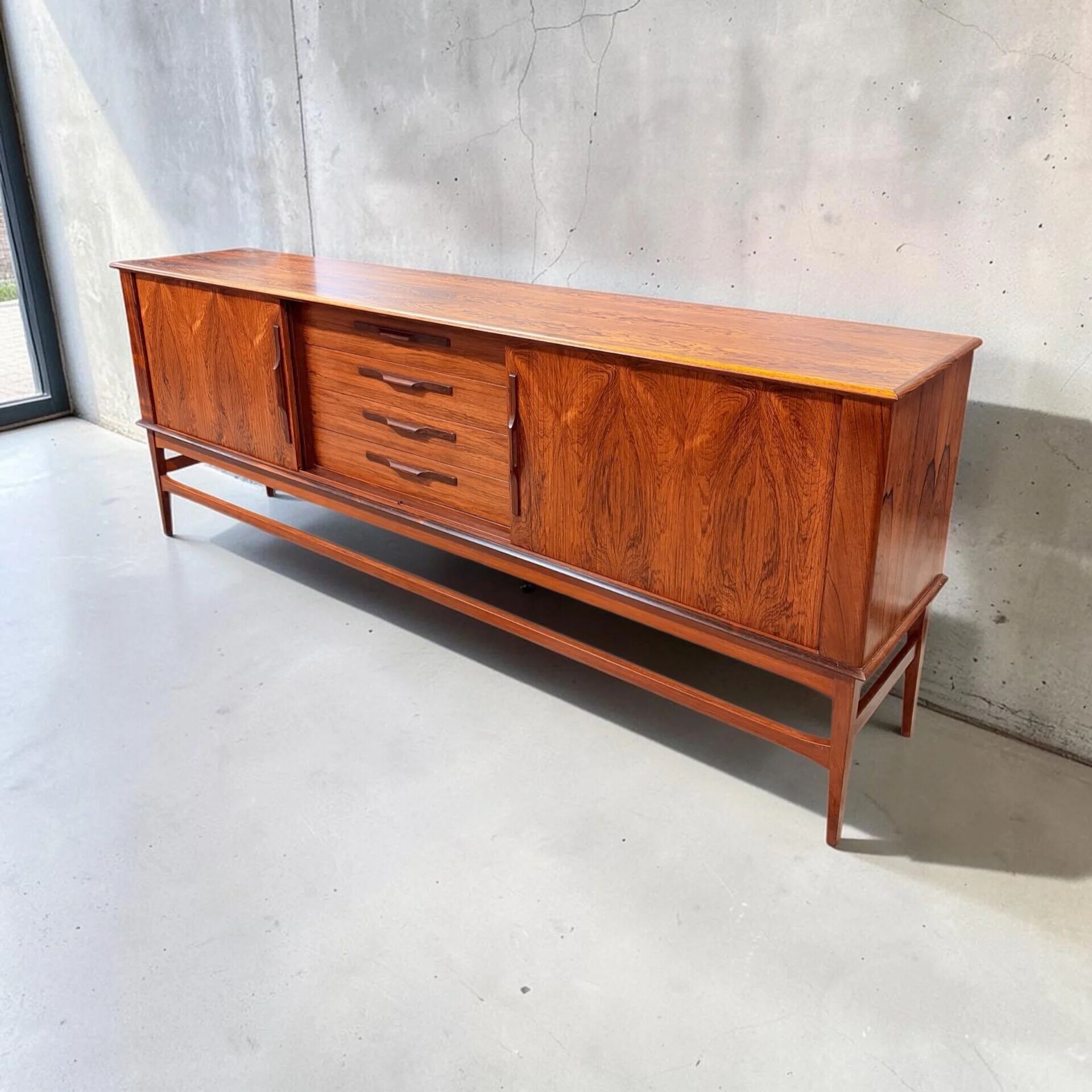Enfilade en palissandre par Arnø, danois, années 1960.