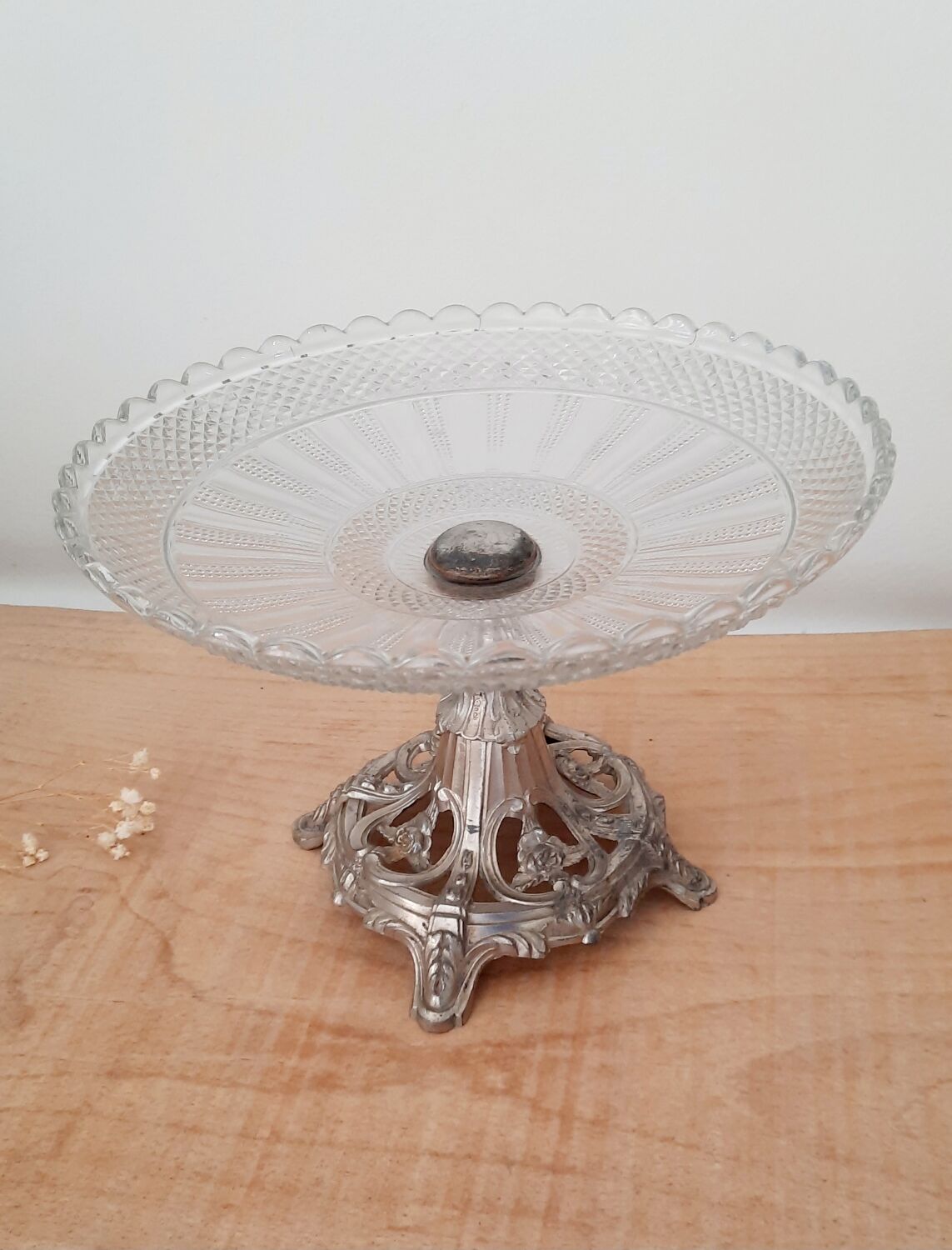 Glass cutter with metal base