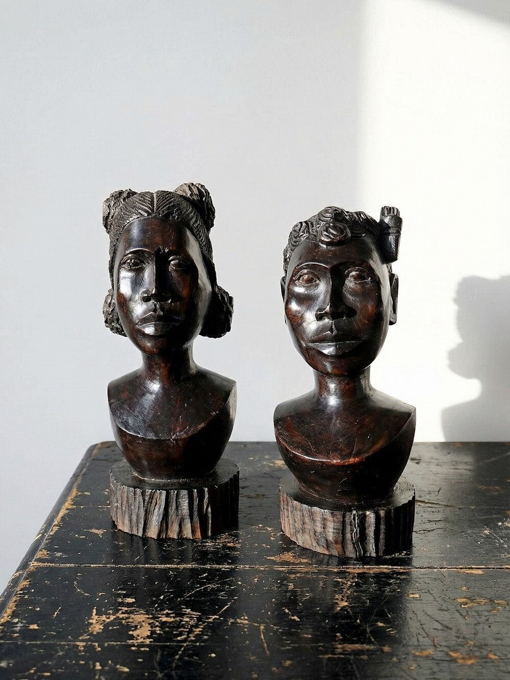 Couple of Malagasy busts in dark exotic wood, carved, craftsmanship from the 1940s to 1970s.