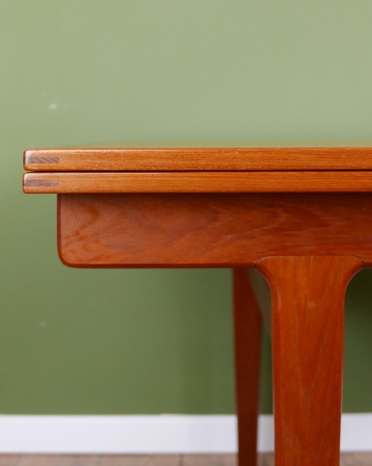 Henning Kjaernulf dining table