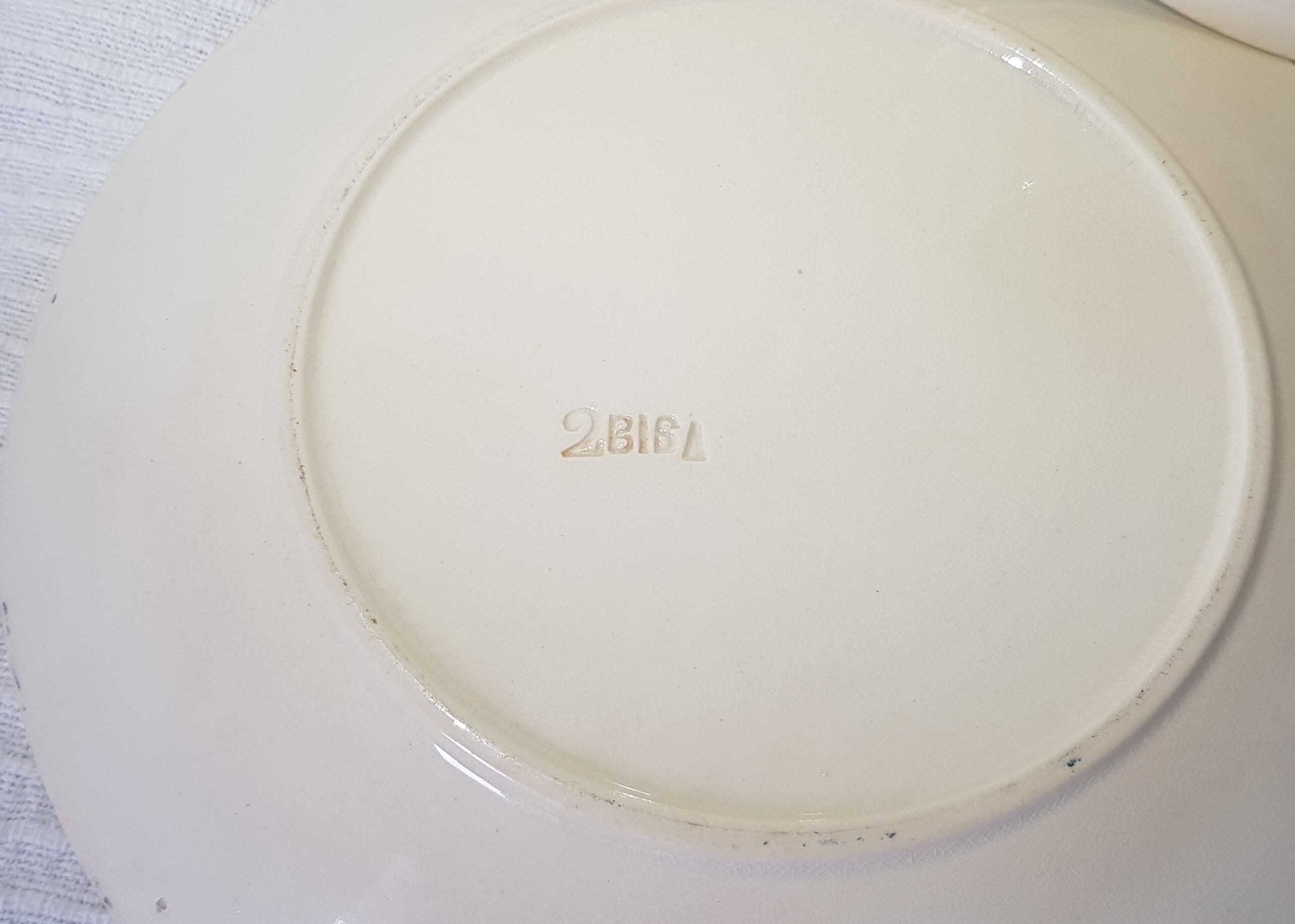 3 flat plates made of Badonviller earthenware model Nenuphar, iron earth
