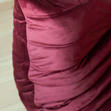 Chauffeuse d'angle Togo en velours bordeaux modèle dessiné par Michel Ducaroy 1973