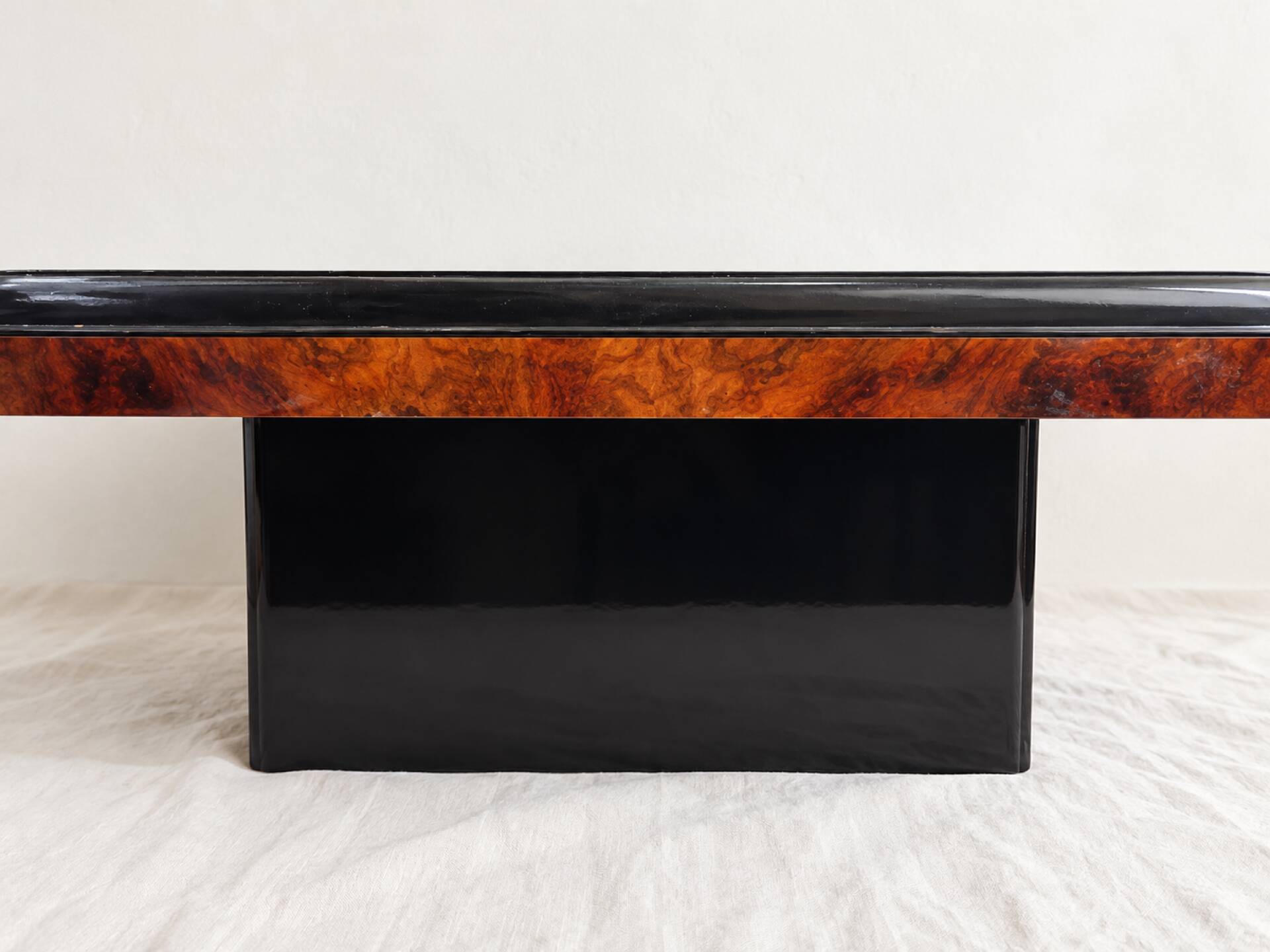 Table basse vintage en loupe d’orme et noyer, laque noire – années 70