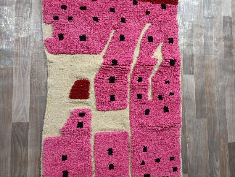Handmade pure wool rug in pink, size 150 x 250 cm.