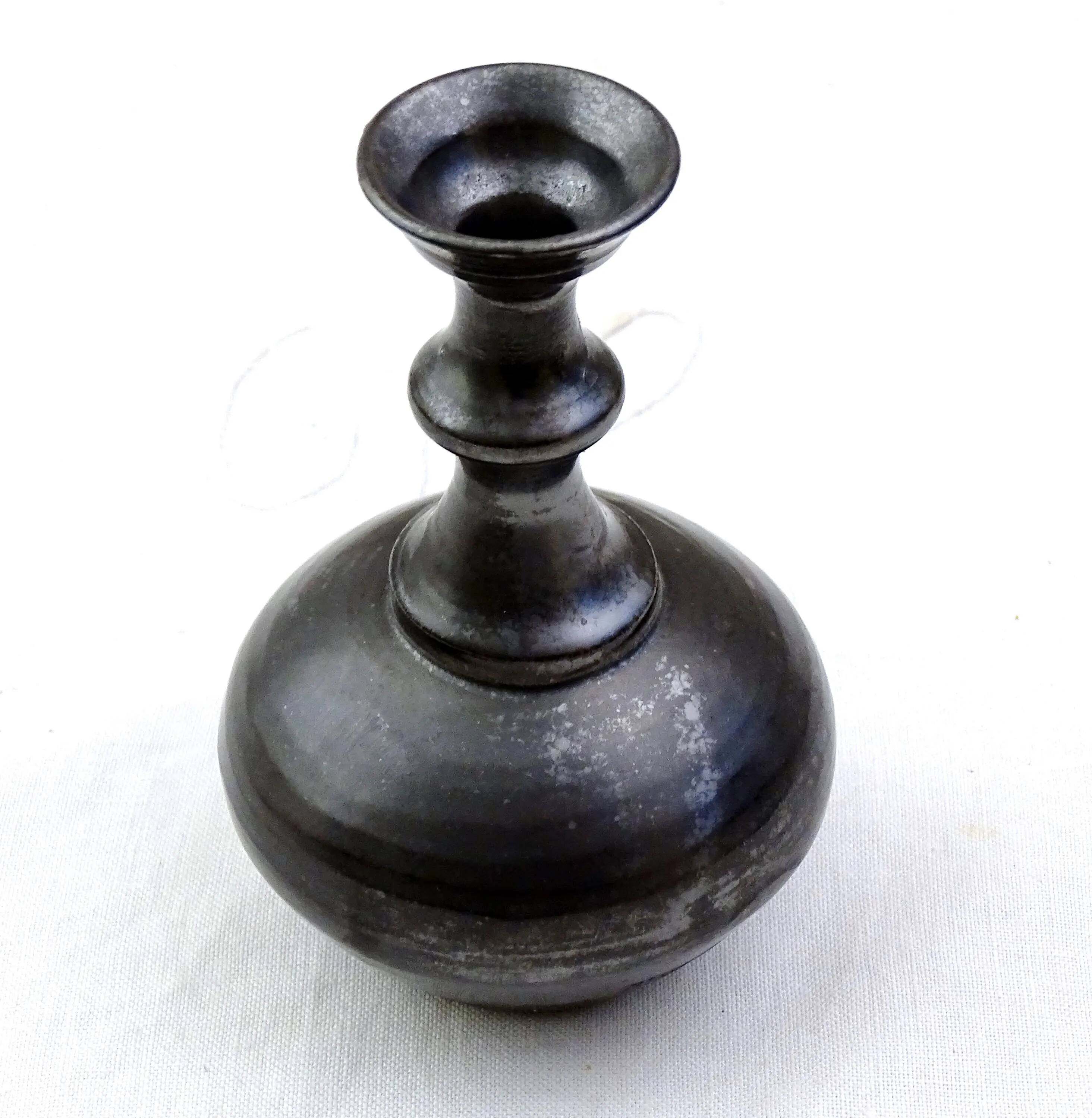 Petit vase à bourgeons vintage en céramique d'atelier Jean Marais, style moderne du milieu du siècle, avec glaçure Vallauris noire irisée, style rétro MCM, porcelaine française des années 1960