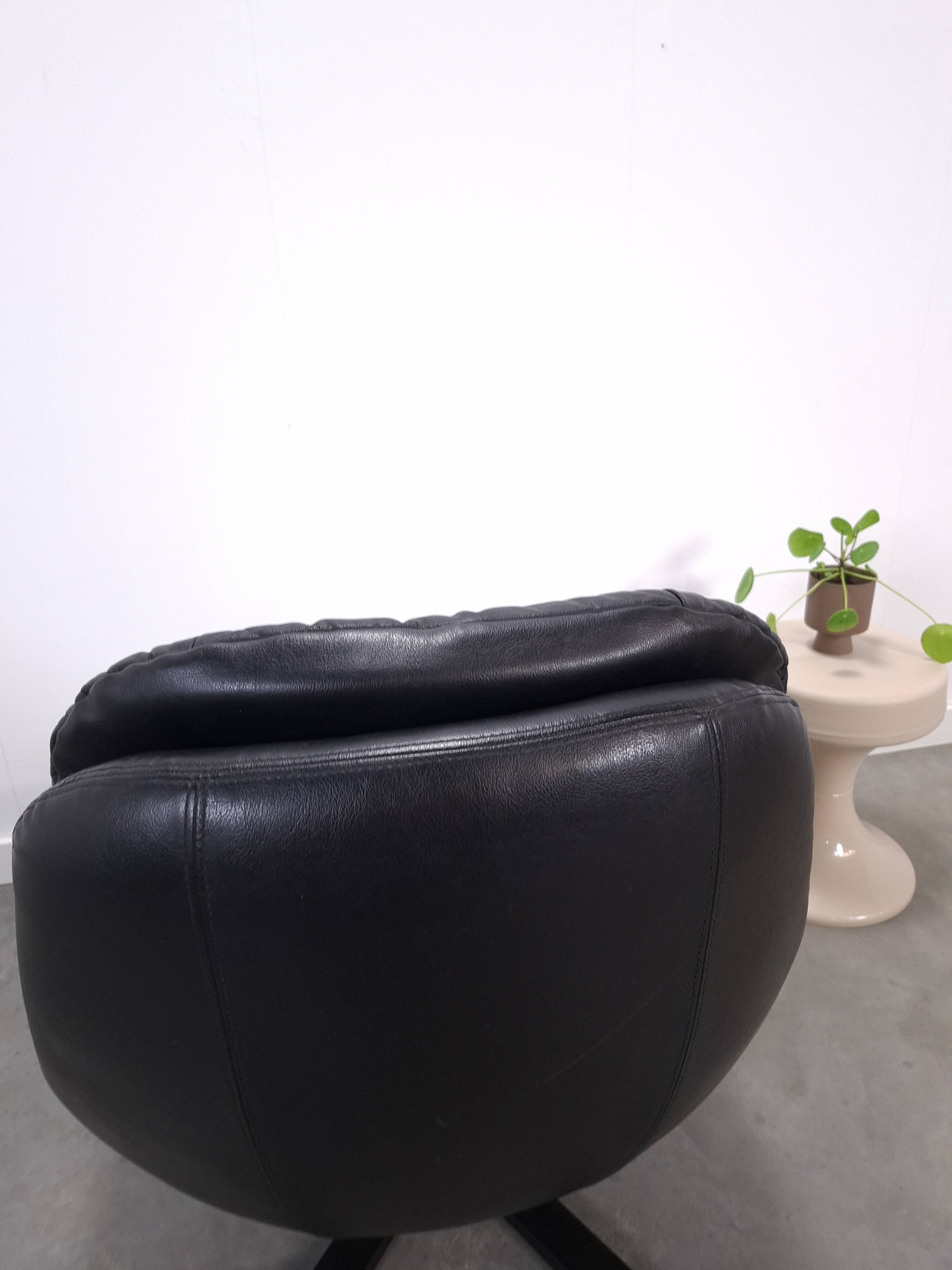 Draaibare zwart leren fauteuil H.W. Klein voor Bramin uit Denemarken