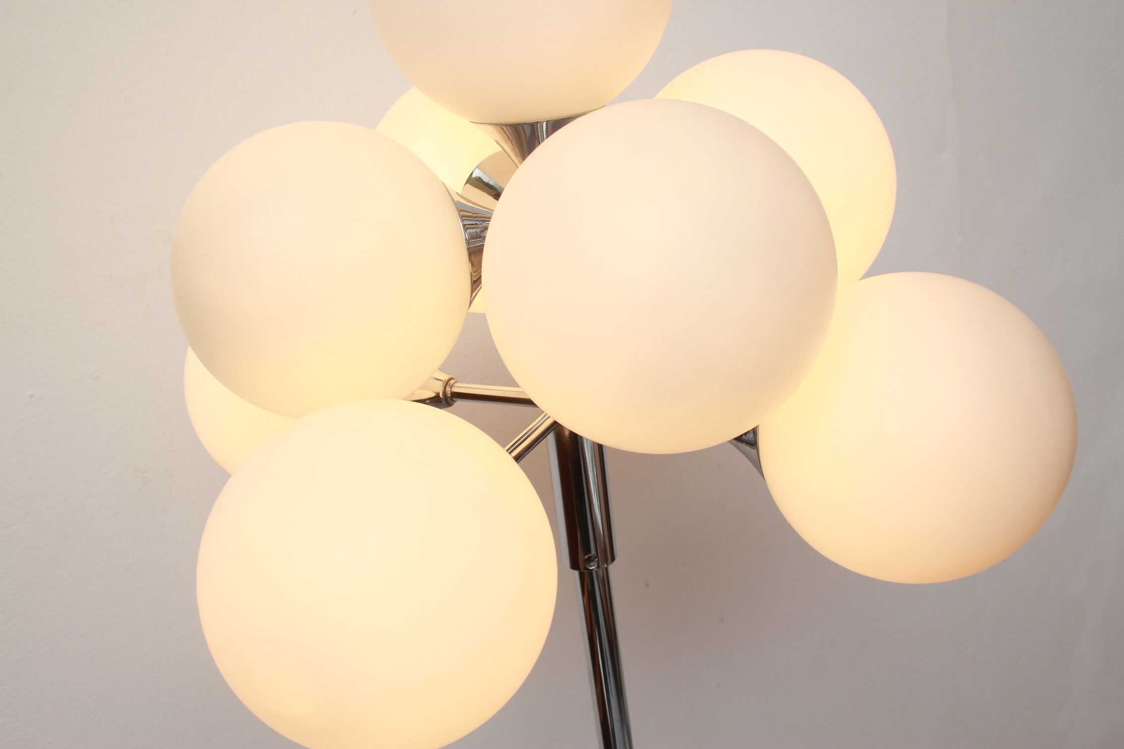 1970s floor lamp in chromed metal and opaline