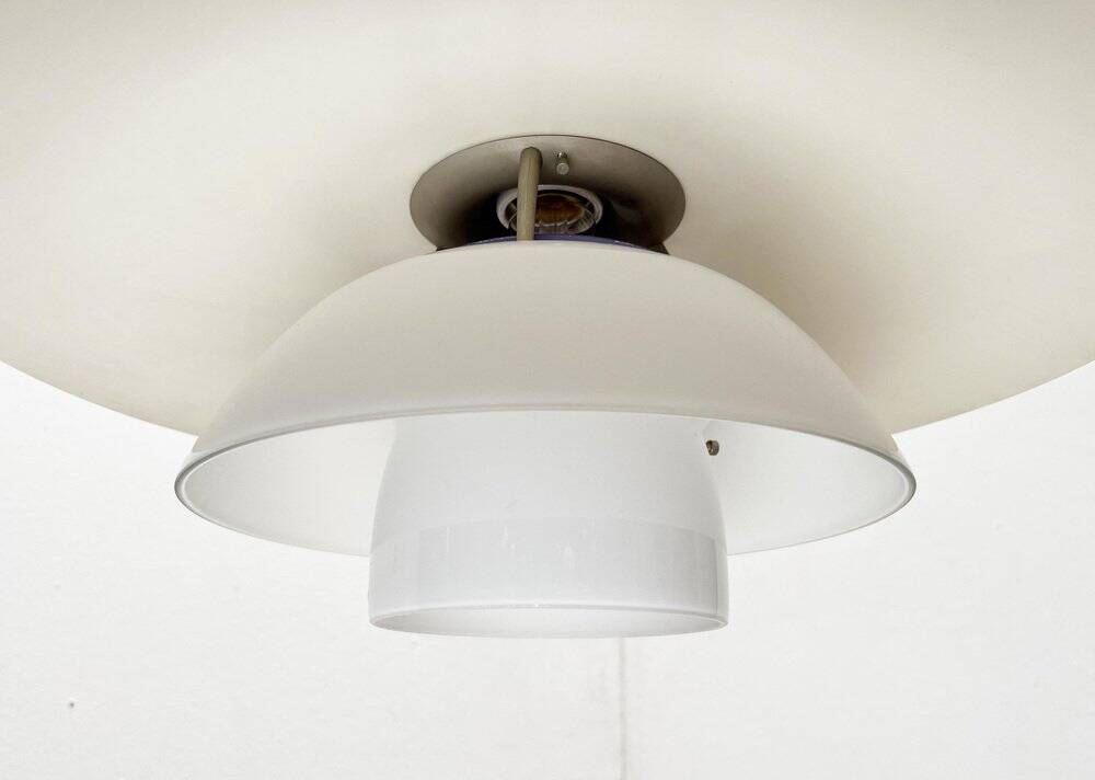 Lampe suspendue en métal et verre modèle danois milieu du siècle Ph 4 1/2 - 4 par Poul Henningsen pour Louis Poulsen, années 1980