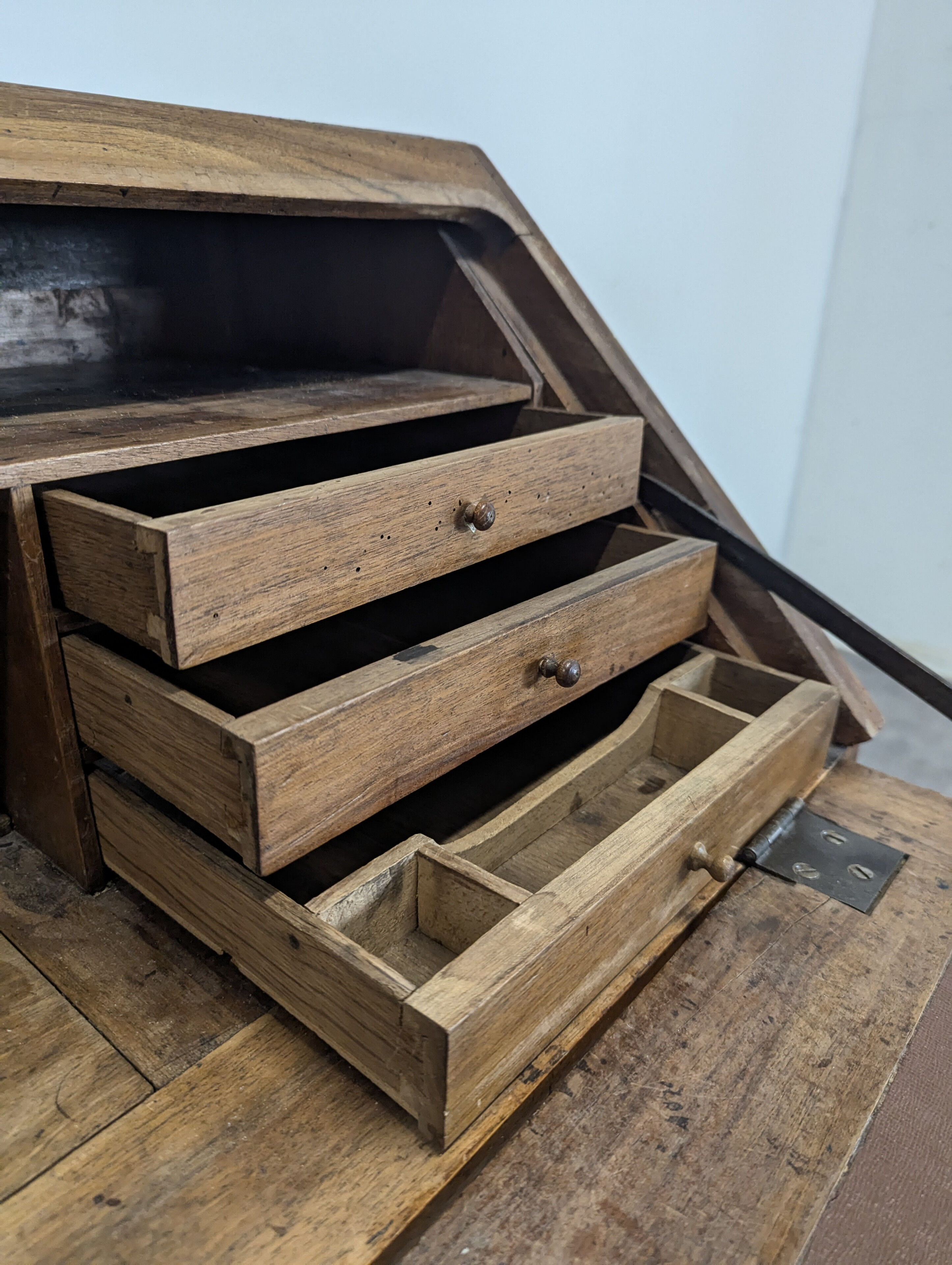 Bureau à pente du XVIIIème en noyer massif à tiroir secret