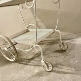 Chariot blanc en métal perforé