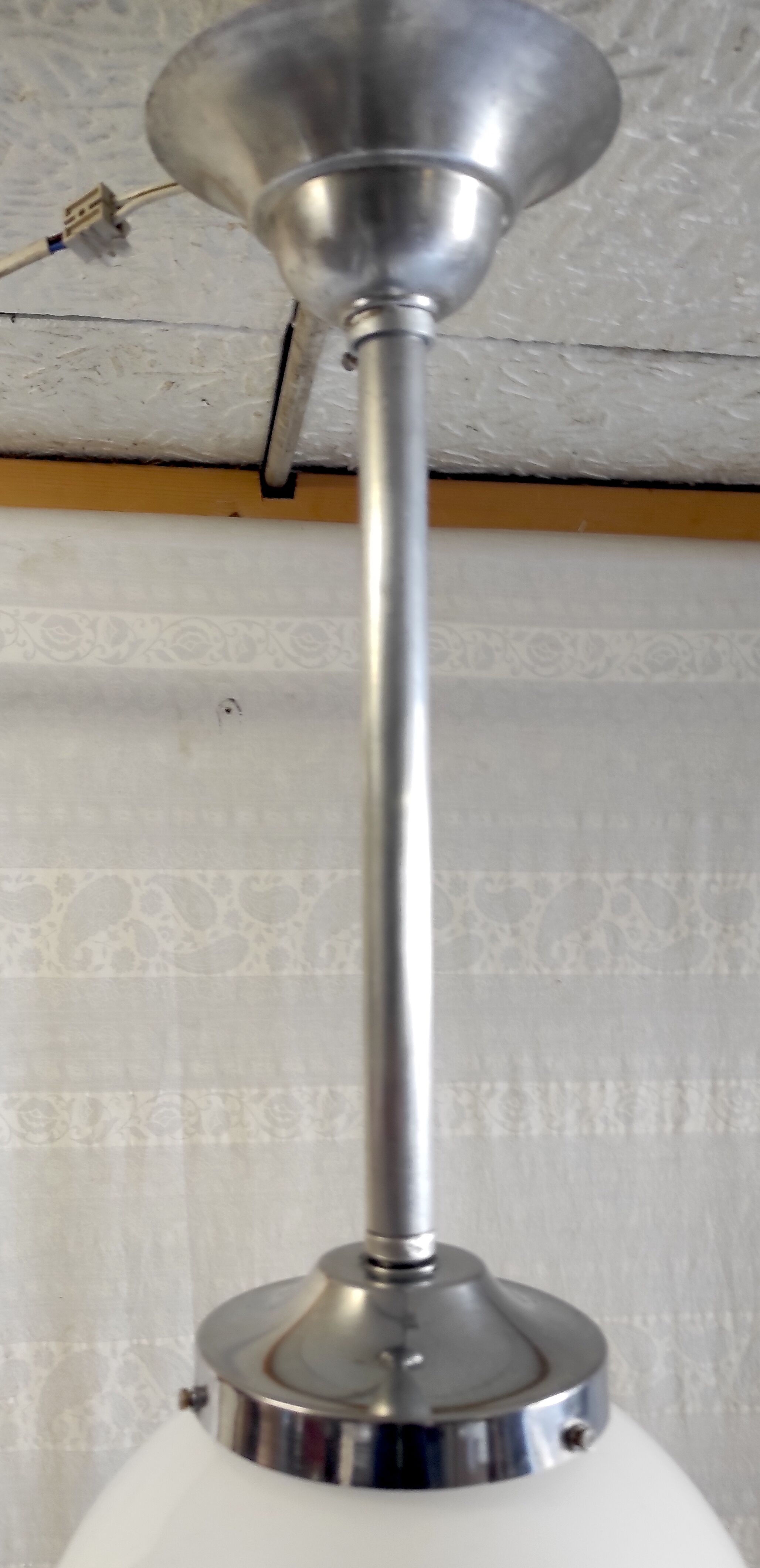 Suspension métal chromé et globe opaline blanc, années 50/60