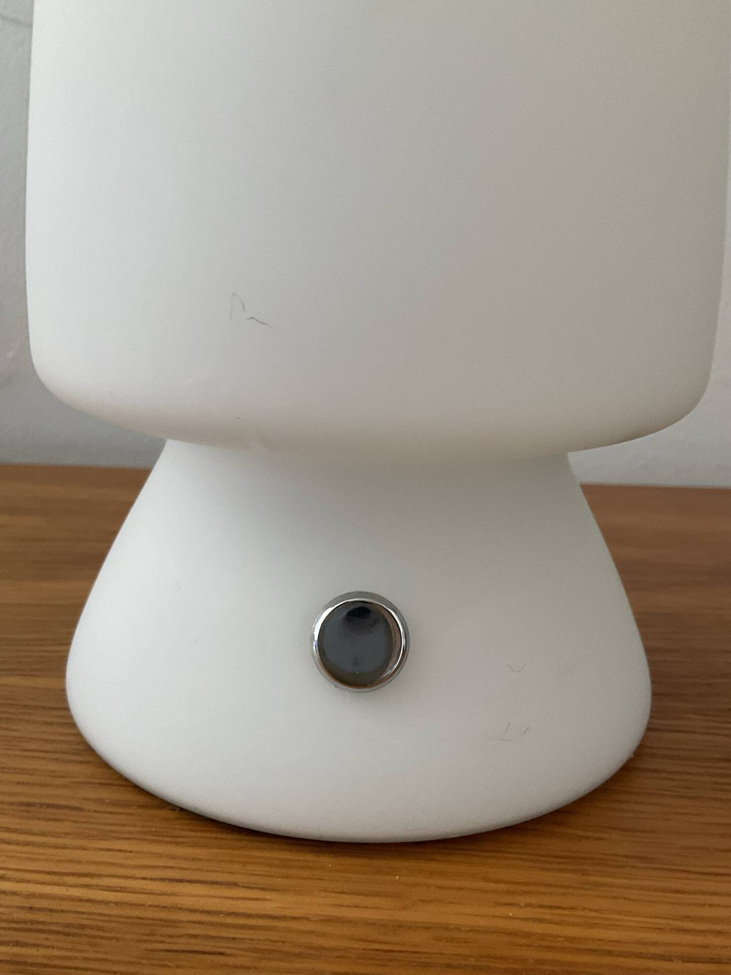Small touch lamp in opaline from the 1980s.
