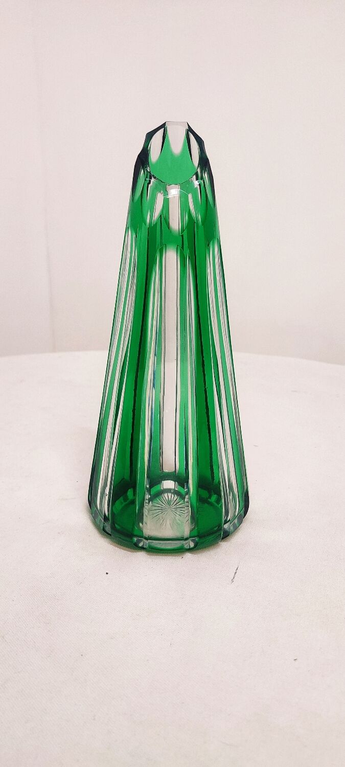 Vase en verre sculpté de Bohême. République tchèque, années 1980.