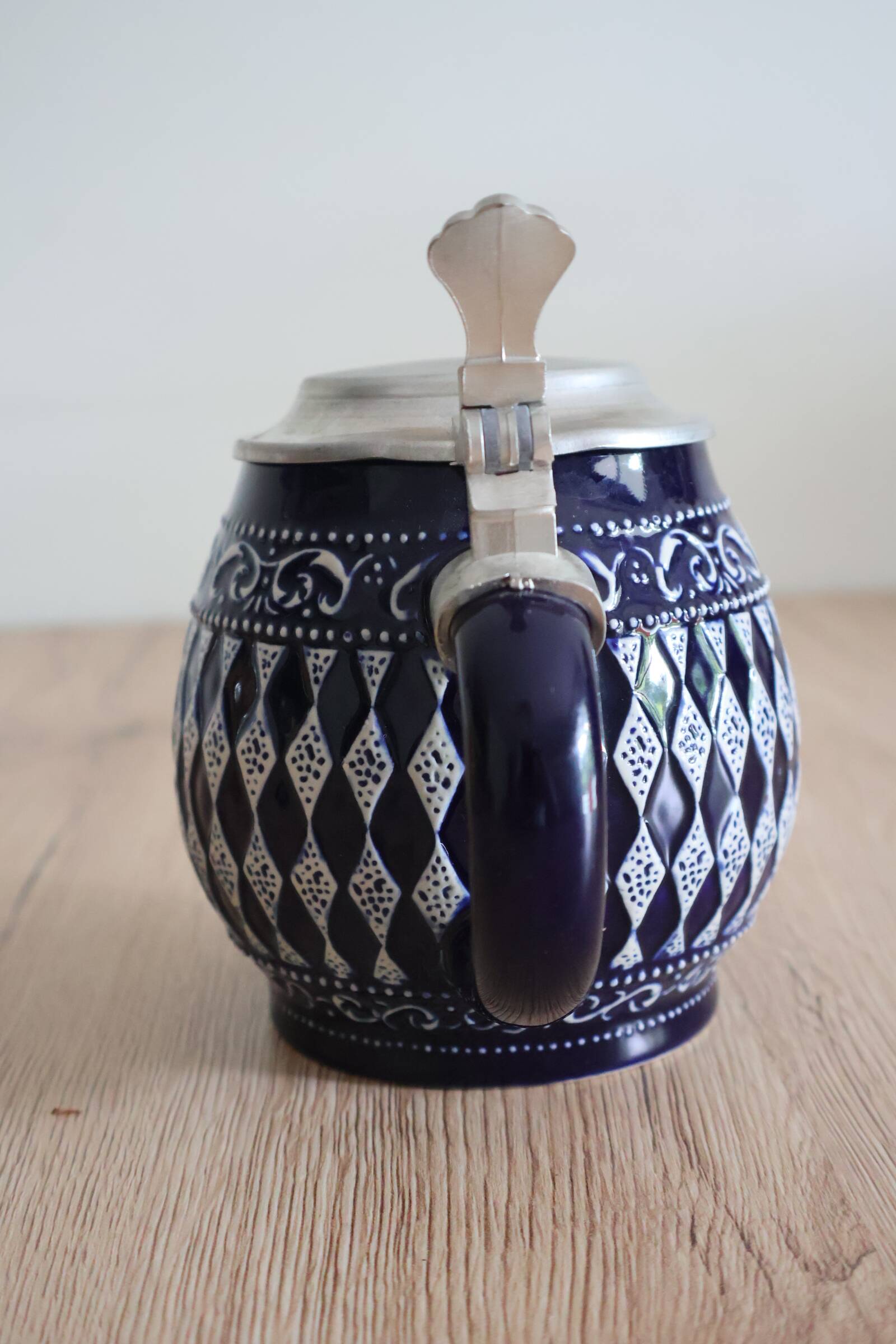 Beer mug with tin lid