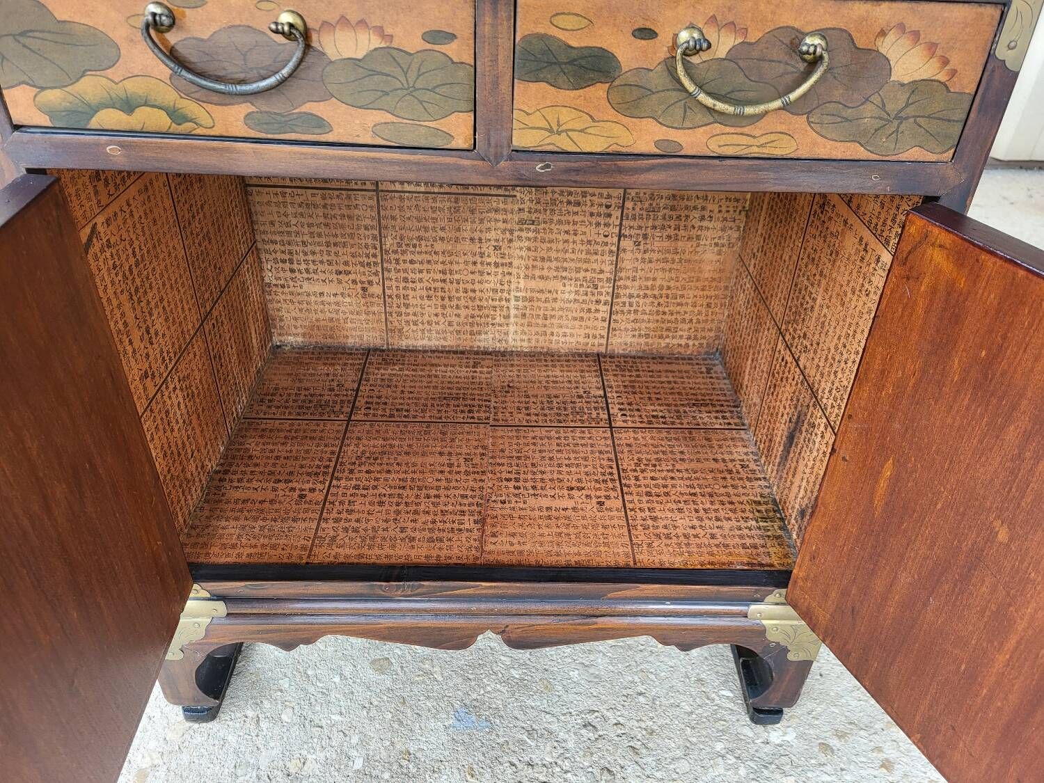 Small Chinese cabinet h 62 cm, 62cm x 37 cm 2 drawers, 2 doors