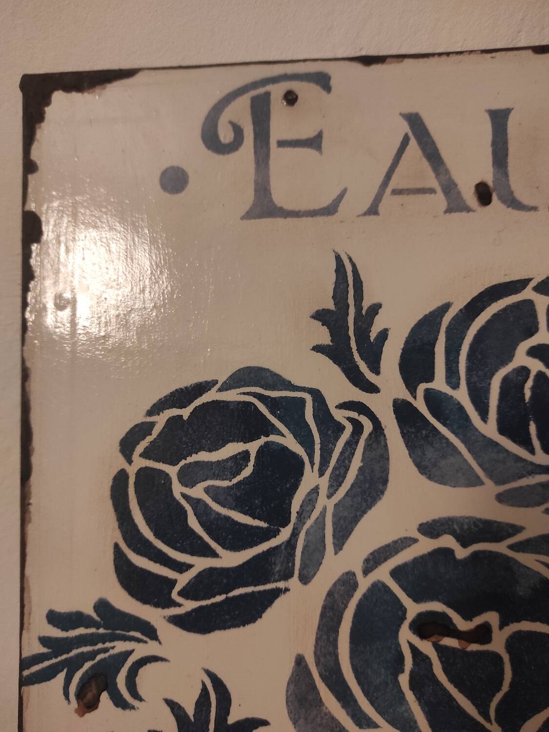 Enameled plaque-style wall decoration