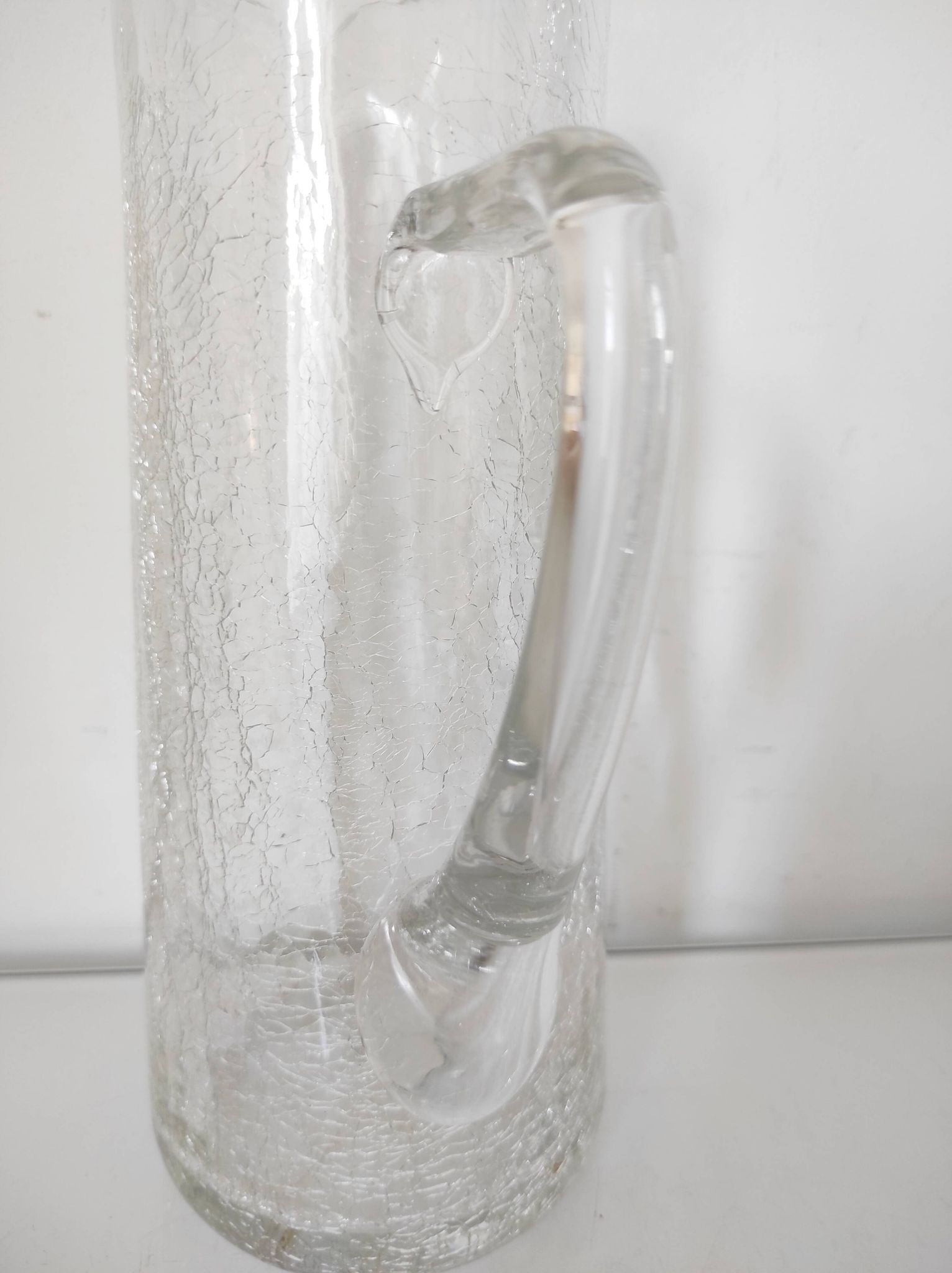 Artisanal cracked glass pitcher 24.5 cm
