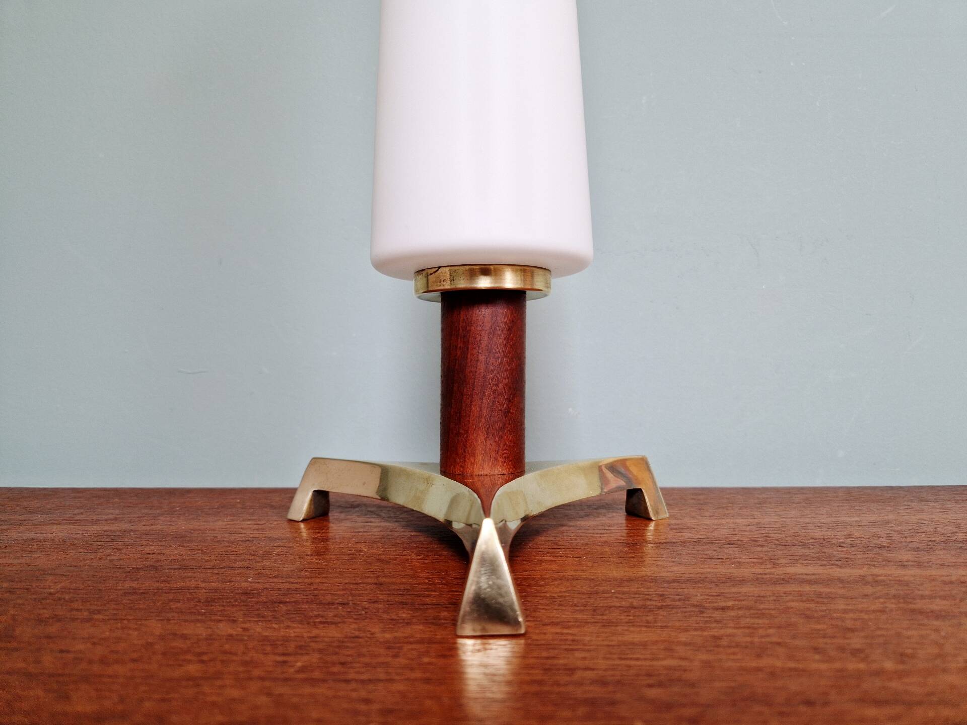 Lampe de table tripode en laiton et teck avec une bobèche tubulaire en opaline blanche satinée, design scandinave, années 1960.
