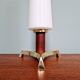 Lampe de table tripode en laiton et teck avec une bobèche tubulaire en opaline blanche satinée, design scandinave, années 1960.