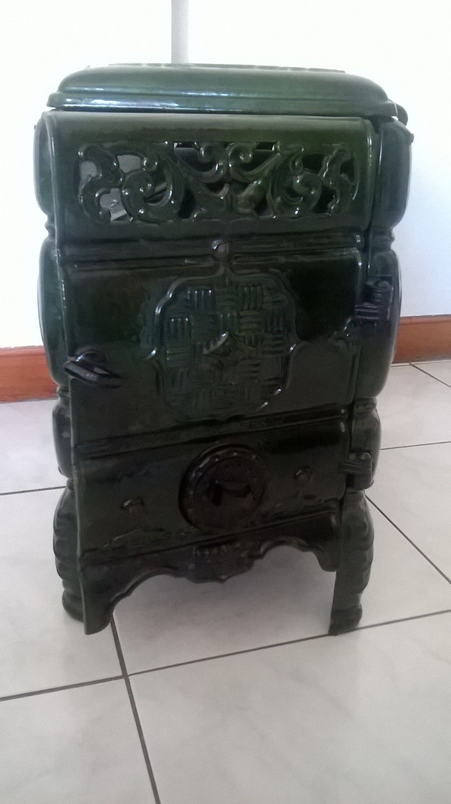 Enamelled cast iron stove for decoration