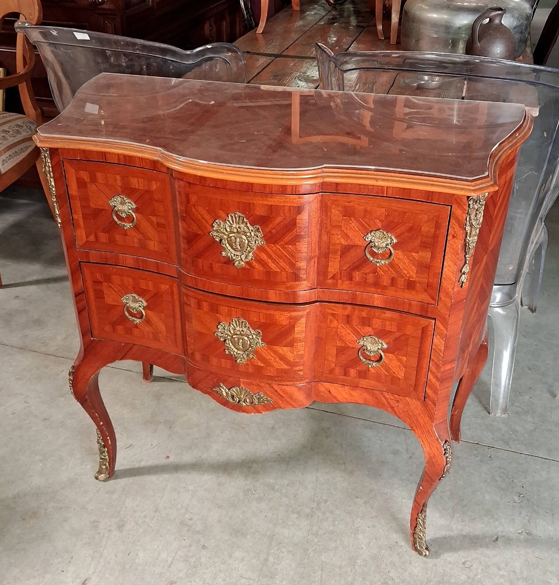 Curved jump commode in Louis XV style with marquetry and gilded bronzes.
