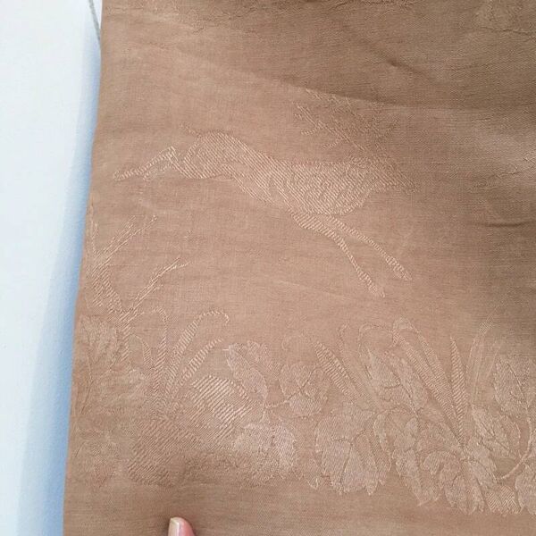 Nappe ancienne en damassée, décor de chasse brodée SV