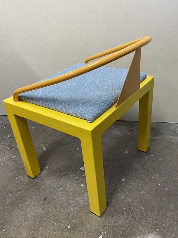 Chaise postmoderne Memphis jaune et bleu style Michele de Luchi